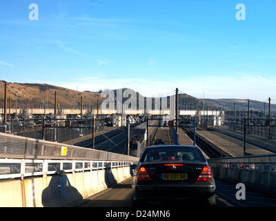 Eurotunnel Autos einsteigen in das Shuttle bei Folkestone Kent England Stockfoto