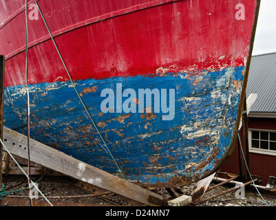 Fishingboat in zur Reparatur bei der Werft bei arktischen Sund, Lofoten, Norwegen Stockfoto