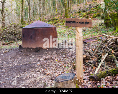 Kohle Ofen in einem Wald im Teign Valley, Dartmoor in der Nähe von Drewsteignton, Devon, England Stockfoto