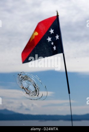 Flagge vor der ein Bullet Hole, New Britain Island, Papua Neu Guinea Stockfoto