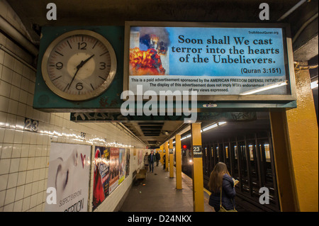 Eine Anzeige in der New Yorker u-Bahn verfügt über ein Zitat aus dem Koran mit einem Bild des brennenden World Trade Center Stockfoto