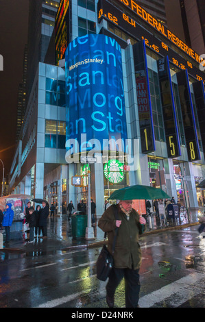 Morgan Stanley Hauptsitz auf dem Times Square in New York an einem regnerischen Freitag, 11. Januar 2013. (© Richard B. Levine) Stockfoto