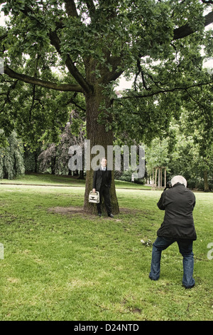 Berlin, Deutschland, Franz Muentefering mit seiner Schreibmaschine in Kreuzberg Park Stockfoto