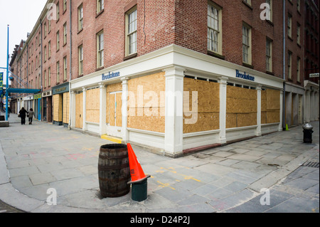 Die leeren South Street Seaport, die Altstadt mit oben Shops an Bord Stockfoto