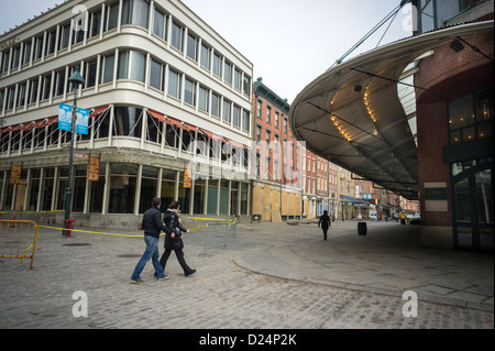 Die leeren South Street Seaport, die Altstadt mit oben Shops an Bord Stockfoto