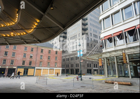 Die leeren South Street Seaport, die Altstadt mit oben Shops an Bord Stockfoto