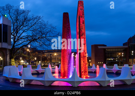 Centennial Square und Brunnen beleuchtet für Weihnachten Jahreszeit.-Victoria, British Columbia, Kanada. Stockfoto