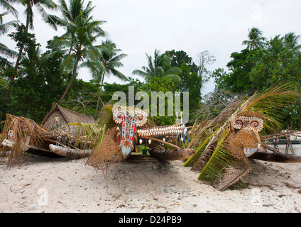 Kula Kanu dekoriert mit Muscheln, Trobriand-Inseln, Papua New Guinea Stockfoto