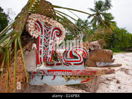 Kula Kanu dekoriert mit Muscheln, Trobriand-Inseln, Papua New Guinea Stockfoto