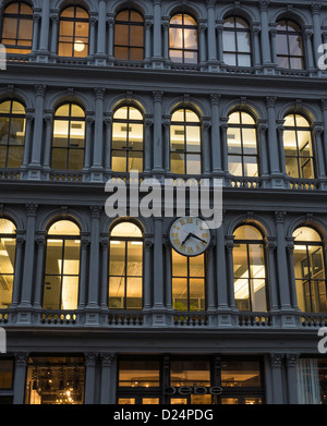 Bebe in der Wahrzeichen E.V. Haughwout am Broadway in SoHot in New York City Stockfoto