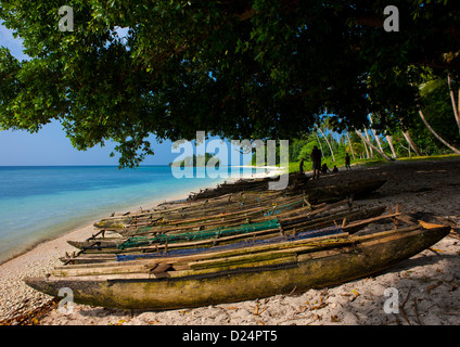 Boote auf verlassenen Kaibola Strand auf den Trobriand Inseln, Papua-Neu-Guinea Stockfoto