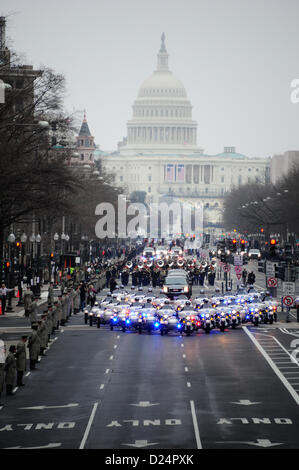 Service-Mitglieder aus Joint Task Force - National Capitol Region beginnen die Generalprobe der presidential inaugural Parade in Washington D.C., 13. Januar 2013. Militärisches Engagement in die Amtseinführung stammt aus dem 30. April 1789, als Mitglieder der US-Armee, lokale Milizen und revolutionäre Kriegsveteranen George Washington zu seinem ersten Einweihung begleitet. (DoD Photo by Spc. David M. Sharp) (Freigegeben) Stockfoto