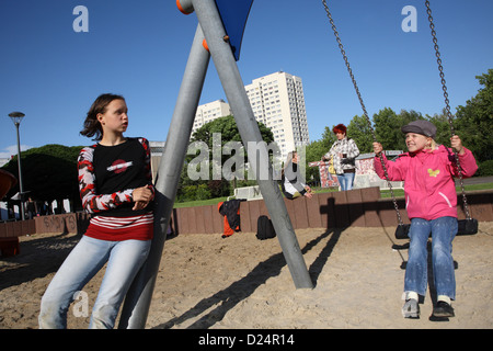 Berlin, Deutschland, Kinder auf einem Spielplatz in Marzahn Stockfoto