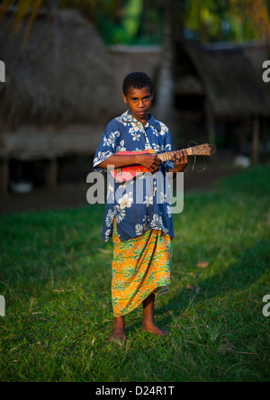 Islander Mädchen spielt Gitarre, Trobriand Insel, Papua New Guinea Stockfoto