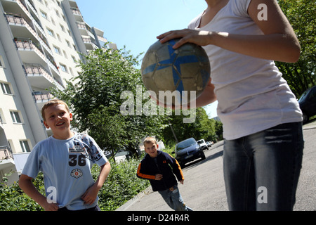 Berlin, Deutschland, Kinder spielen Ball in einer Wohnsiedlung in Marzahn Stockfoto