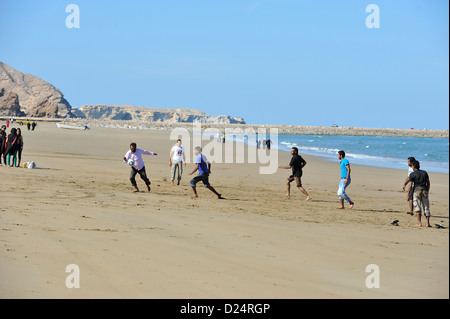 Fußballspielen auf die Weite des Sandstrandes am Yiti; Muscat, Oman. Stockfoto