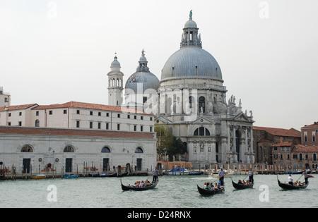 Die Kirche Santa Maria della Salute neben dem Canal Grande in Venedig Stockfoto