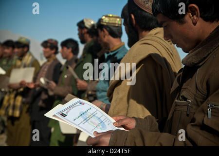 Afghan National Army Soldaten, afghanische Polizei und afghanische Polizei warten, um die Zertifikate der Fertigstellung nach vier Tagen gegen improvisierten Sprengsatz in der Provinz Farah, Afghanistan, 14. Januar 2013 erhalten. Afghanischen nationalen Sicherheitskräfte haben die Führung in Sicherheits-Operationen mit Koalitionstruppen als Mentoren, Sicherheit und Stabilität für die Menschen in der islamischen Republik Afghanistan bringen statt. (U.S. Marine Corps Foto von Sgt. Pete Thibodeau/freigegeben) Stockfoto