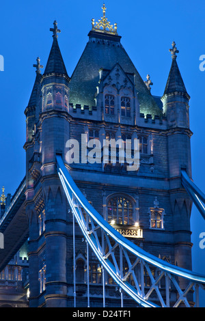 Nahaufnahme der Tower Bridge bei Nacht von Southbank, London, England Stockfoto