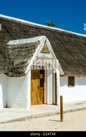 Typische landwirtschaftliche Haus im Delta del Ebro Nature Park, Tarragona, Katalonien, Spanien Stockfoto