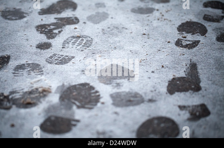 Spuren im nassen Neuschnee auf städtischen Asphaltstraße, Nahaufnahme Foto Stockfoto