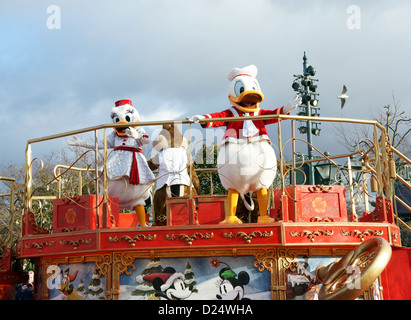 Donald und Daffy Duck in der Disney Parade im Disneyland, Paris, Frankreich Stockfoto