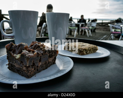 Nahaufnahme von zwei Becher und zwei Kuchen auf Tablett Stockfoto