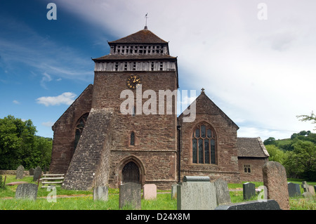 St. Bridget's Kirche steht im Dorf Skenfrith in Monmouthshire in South East Wales, Großbritannien Stockfoto