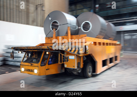 München, Deutschland, Flachstahl Rollen auf ein Transportfahrzeug Stockfoto