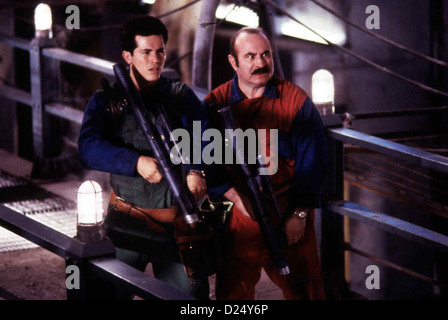 Super Mario Bros.  Super Mario Bros.  John Leguizamo, Bob Hoskins Luigi (John Leguizamo) Und Mario (Bob Hoskins) Haben in Stockfoto