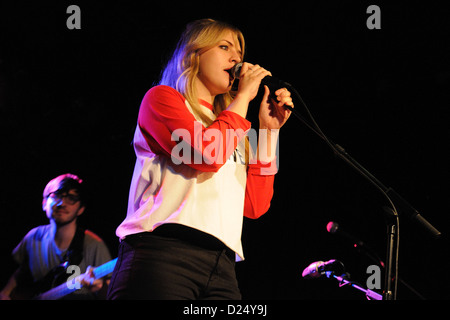 BARCELONA, Spanien - 25 NOV: Slow Club führt auf Razzmatazz am 25. November 2012 in Barcelona, Spanien. Stockfoto