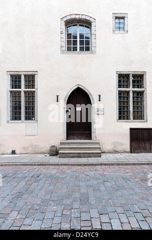 Zusammenfassung des Gebäudes auf gepflasterten Straße mit Tür und Fenster in Tallinn Estland Stockfoto