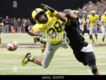 5. Januar 2013 stürzt - San Antonio, Texas, USA - Corey Robinson (88) von San Antonio christlichen für einen Fang-Versuch gegen Kendall Fuller (05) unsere Liebe Frau vom guten Rat in Olney, Maryland im ersten Halbjahr 2013 US Armee All-American Bowl an der Alamodome auf Samstag, 5. Januar 2013. Das Ost-Team besiegte im Westen, 15: 8. (Kredit-Bild: © San Antonio Express-News/ZUMAPRESS.com) Stockfoto
