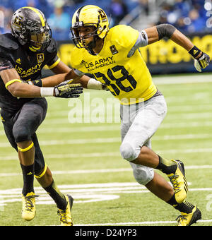 5. Januar 2013 - versucht San Antonio, TEXAS, Vereinigte Staaten - He West Corey Robinson (rechts), von San Antonio Christian School, von Jalen Ramsey zu trennen, da er einer Pass Route während der zweiten Hälfte des 13. US Armee All-American Bowl an der Alamodome am 5. Januar 2013 läuft.  Die East-Team gewann das Spiel 15: 8.  MARVIN PFEIFFER / mpfeiffer@express-news.net (Credit-Bild: © San Antonio Express-News/ZUMAPRESS.com) Stockfoto