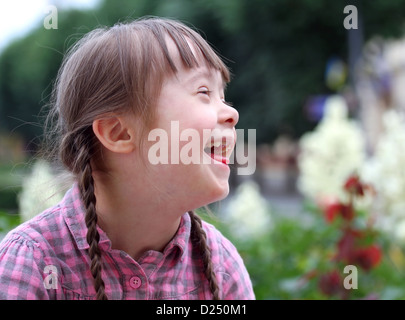 Porträt des jungen glückliches Mädchen lächelnd. Stockfoto