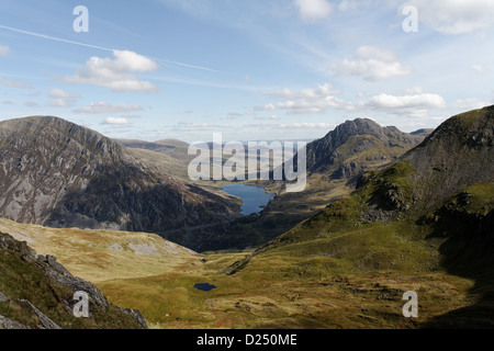 Blick auf Stift yr OLE-Wen, Llyn Ogwen und Tryfan aus Glyders, Snowdonia Stockfoto