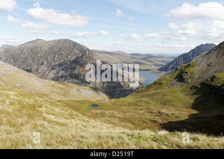 Blick auf Stift yr OLE-Wen, Llyn Ogwen und Tryfan aus Glyders, Snowdonia Stockfoto