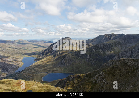 Blick auf Llyn Ogwen, Llyn Idwal, Tryfan und Glyder Fach aus Y Garn, Snowdonia Stockfoto