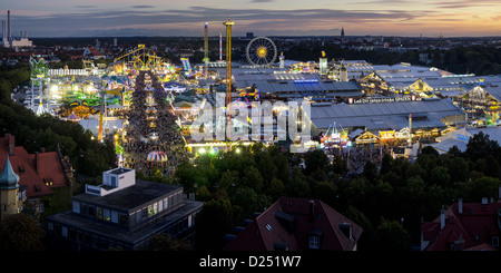 Panoramische Luftaufnahme des Oktoberfest in München / München, Bayern, bei Sonnenuntergang Stockfoto