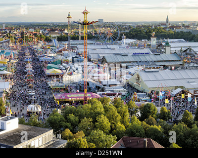 Luftaufnahme des Oktoberfest in München / München, Bayern, bei Sonnenuntergang Stockfoto