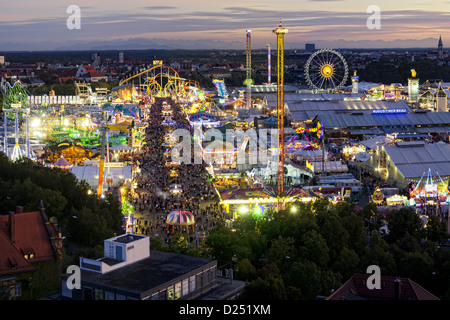 Luftaufnahme des Oktoberfest in München / München, Bayern, bei Sonnenuntergang Stockfoto