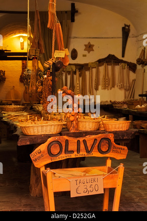Das Innere eines Ladens in der Toskana, Verkauf von Gewürzen und Küchenausstattung Stockfoto