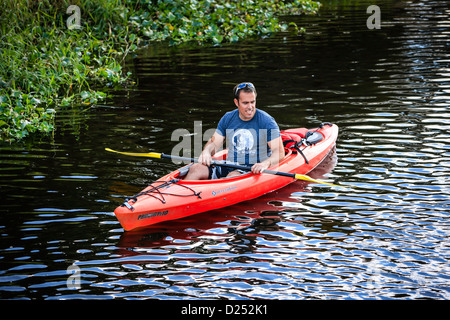 Junggeselle, Kajakfahren auf dem Myakka River in Florida Stockfoto