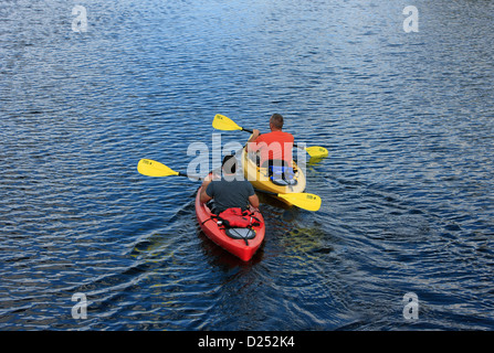 Zwei Männer, Kajakfahren auf dem Myakka River in Florida Stockfoto