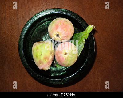 zart farbigen farbigen Frucht des Nopal Kaktus mit rosa & auf schöne verglaste Teller auf Holztisch Oaxaca grün gefärbt Stockfoto