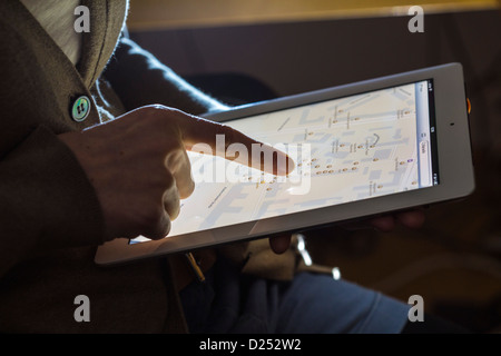 Person ist die Verwendung eines Ipad, Tablet-Computer. Stockfoto