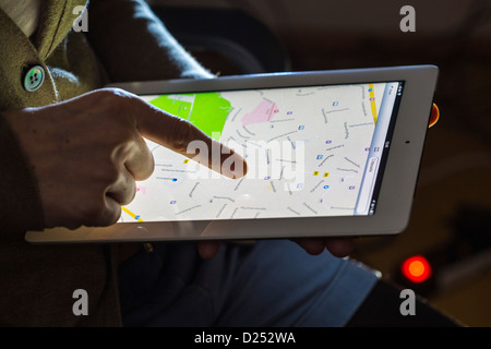 Person ist die Verwendung eines Ipad, Tablet-Computer. Stockfoto