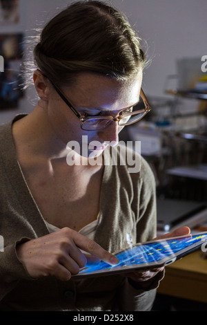 Person ist die Verwendung eines Ipad, Tablet-Computer. Stockfoto