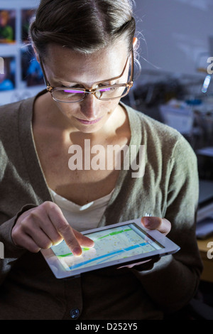 Person ist die Verwendung eines Ipad, Tablet-Computer. Stockfoto