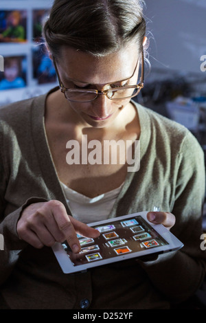 Person ist die Verwendung eines Ipad, Tablet-Computer. Stockfoto